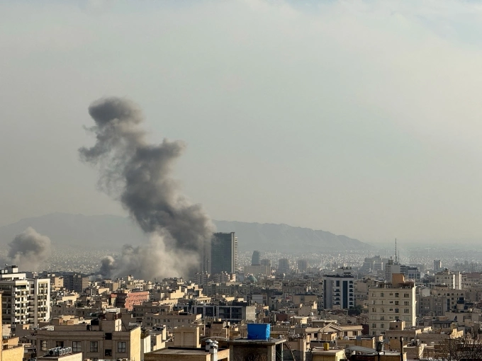 Khói bốc lên từ trận tập kích vào Tehran ngày 2/3. Ảnh: AFP
