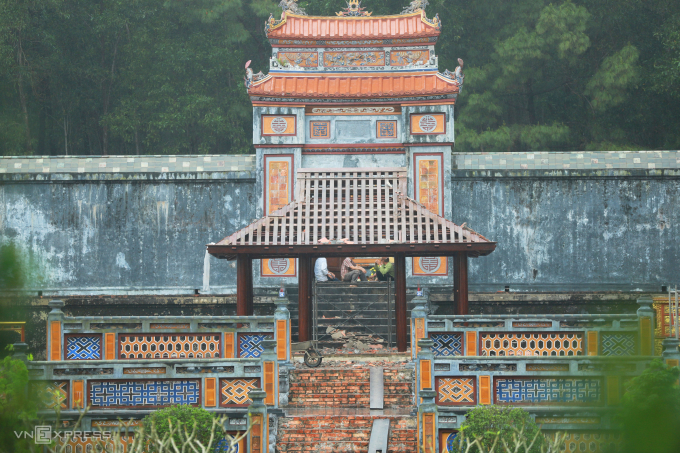 Mái ngói căn nhà rường ở lăng mộ hoàng thái hậu Từ Dụ đã được tháo dỡ. Ảnh: Võ Thạnh