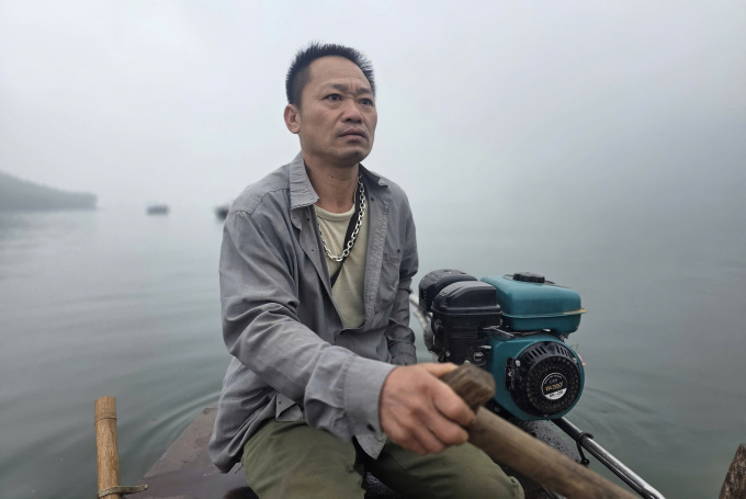 Ông Sơn lái thuyền trên hồ Thác Bà. Ảnh: Thanh Thanh