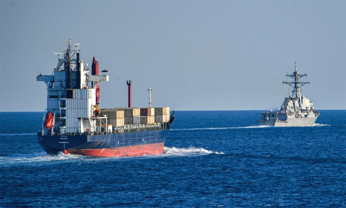 Khu trục hạm USS Lassen hộ tống tàu container Tomahawk qua eo biển Hormuz tháng 11/2019. Ảnh: US Navy