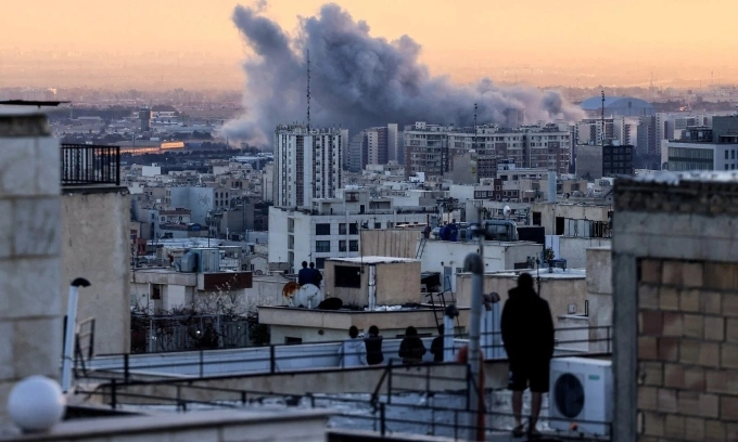 Đám khói bốc lên sau một cuộc tập kích vào thủ đô Tehran của Iran hôm 3/3. Ảnh: AFP