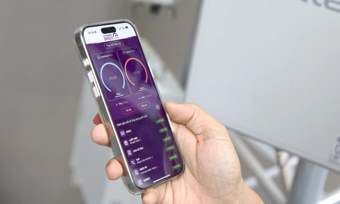 Một người đang sử dụng ứng dụng i-Speed đo tốc độ 5G. Ảnh: Lưu Quý