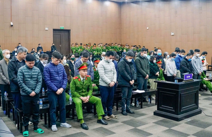 Các bị cáo tại phiên tòa vụ án Cục an toàn thực phẩm Bộ Y tế. Ảnh: Linh Đan