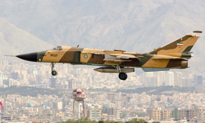 Cường kích Su-24 Iran chuẩn bị hạ cánh tại Tehran hồi năm 2014. Ảnh: Airliners