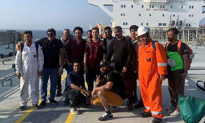 Vietnamese crew rescue 21 sailors in Gulf of Oman amid Middle East conflict - VnExpress International