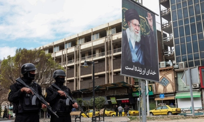 Lực lượng an ninh Iran đứng gác trên một con phố tại thủ đô Tehran hôm 2/3. Ảnh: AFP