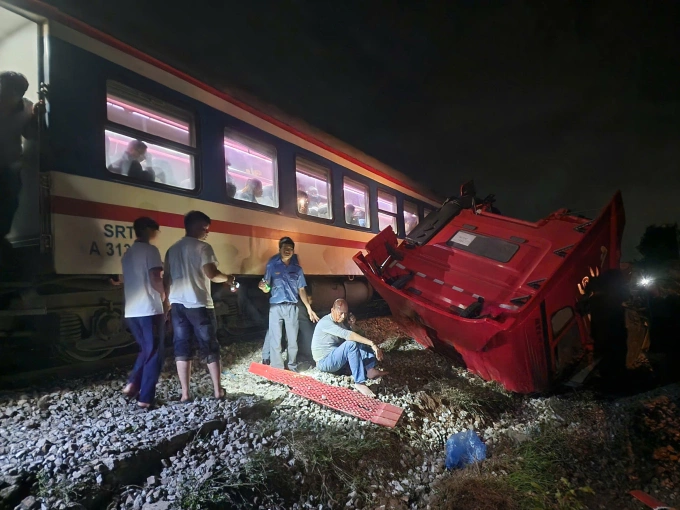 Hiện trường tai nạn giữa tàu hỏa và ôtô đầu kéo. Ảnh: Võ Bảo Phúc