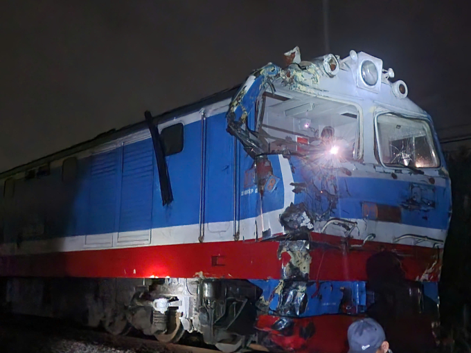 Đầu máy tàu hỏa bị hư hỏng sau tai nạn. Ảnh: Võ Bảo Phúc