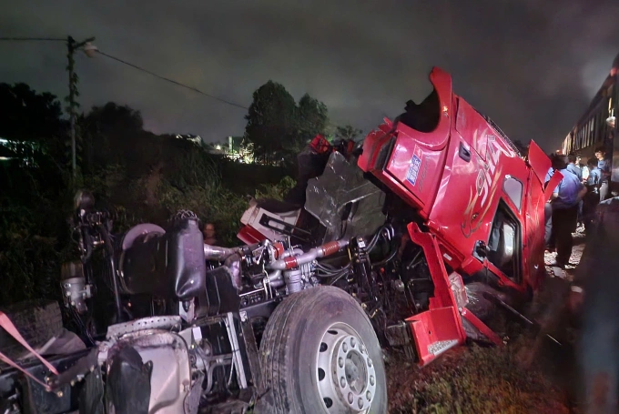 Ô tô đầu kéo bị tàu hỏa tông vỡ đôi. Ảnh: Võ Bảo Phúc
