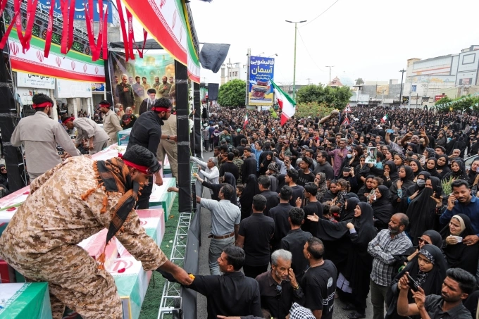 Tang lễ hôm 3/3 của các em học sinh thiệt mạng trong cuộc tấn công trường học tại tỉnh Hormozgan. Ảnh: ISNA