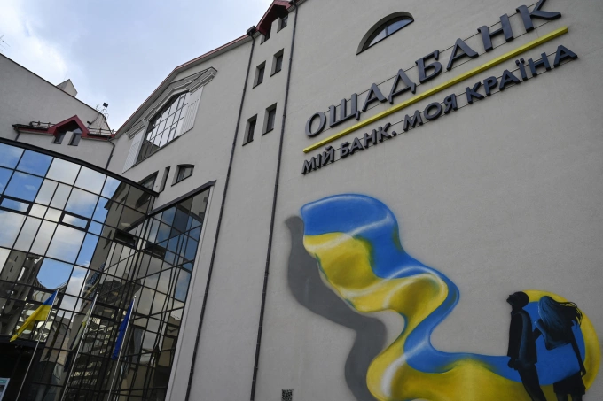 Ngân hàng quốc doanh Ukraine Oschadbank ở Kiev, ngày 6/3. Ảnh: AFP