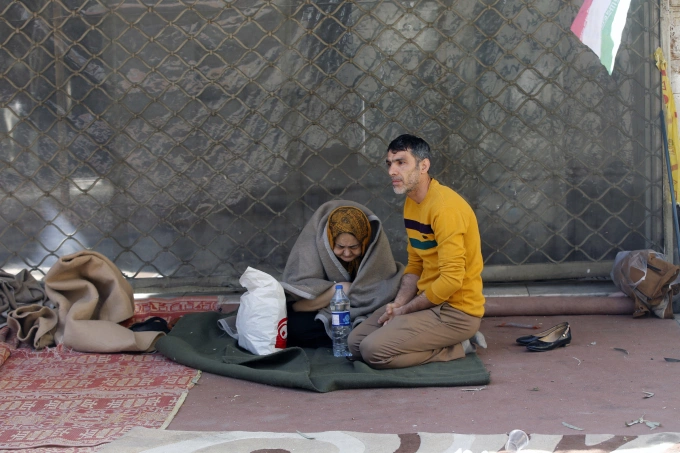 Người dân khu Shahid Boroujerdi ngoài đường khi khu vực hứng thiệt hại nặng, ngày 5/3. Ảnh: AFP