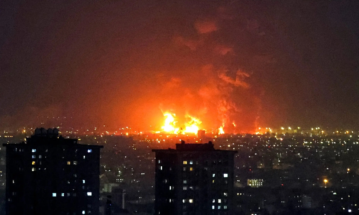 Israel lần đầu tập kích cơ sở dầu mỏ Iran