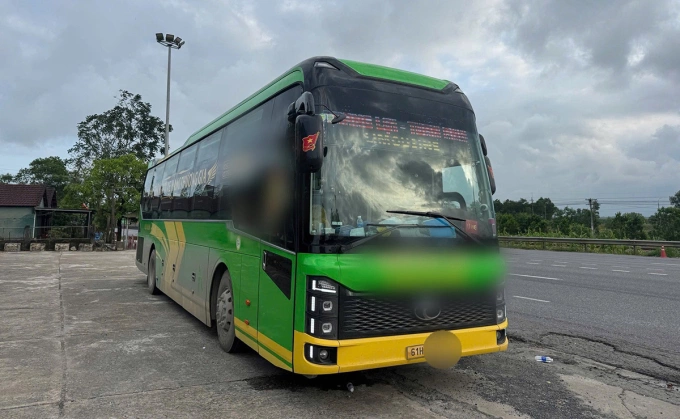 Xe khách chở 25 người nhưng chở 53 người. Ảnh: Cảnh sát giao thông Quảng Trị