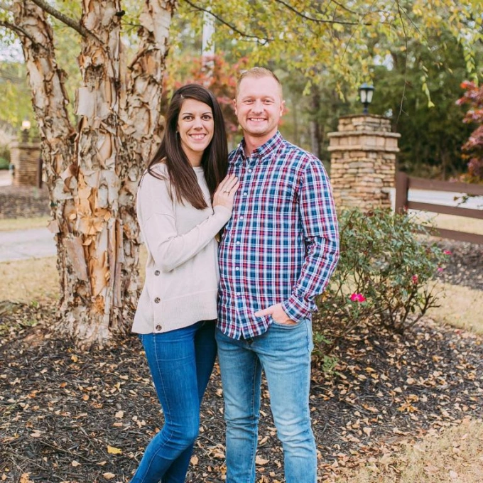 Jason Hughes và vợ Laura đều là giáo viên toán tại trường trung học North Hall. Ảnh: Facebook