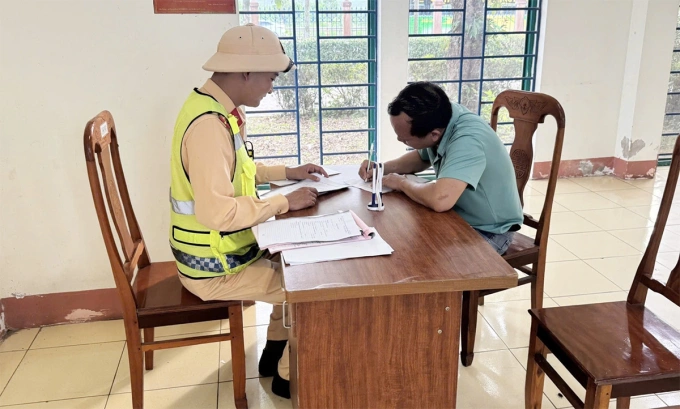 Tài xế bị lập biên bản xử phạt. Ảnh: Cảnh sát giao thông Quảng Trị