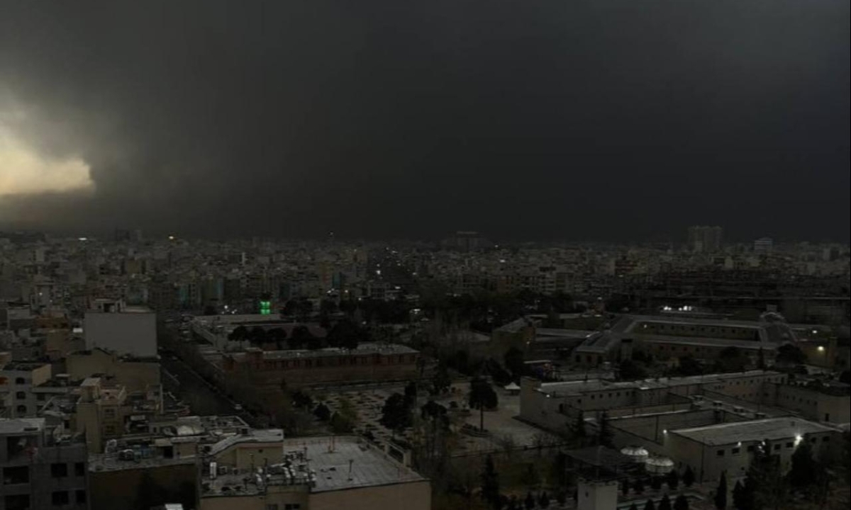 'Mưa đen' trút xuống Tehran sau khi Israel tập kích cơ sở dầu mỏ