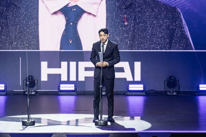 Hirai từng được bình chọn là HLV xuất sắc nhất LCK 2023. Hirai nhận danh hiệu HLV xuất sắc nhất LCK 2023