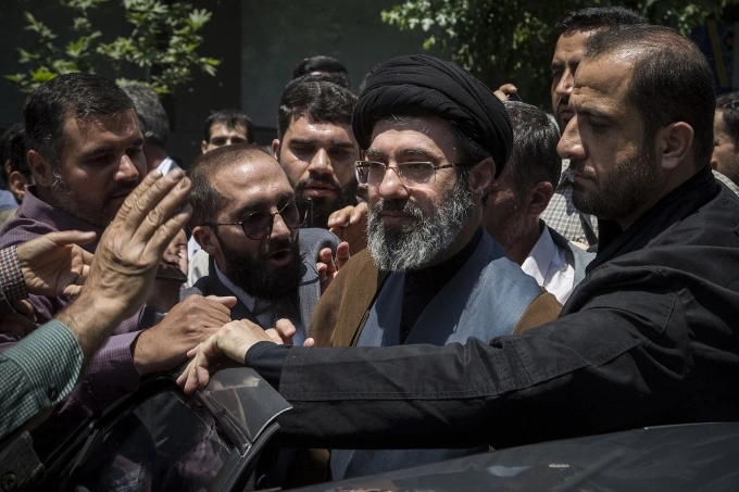 Ông Mojtaba Khamenei (đội khăn đen) tại một sự kiện ở Tehran hồi năm 2019. Ảnh: Reuters