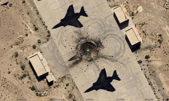 Ảnh vệ tinh do AI tạo ra về vụ tập kích nhầm của Mỹ - Israel nhằm vào hình vẽ máy bay Iran được đăng hôm 6/3. Ảnh: Facebook/Sumon Kais