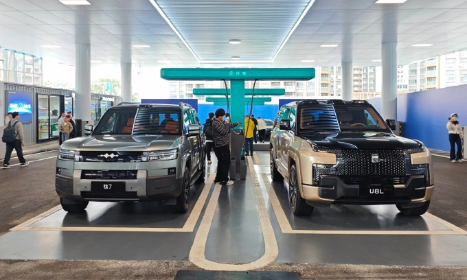 Trạm sạc nhanh của BYD với thiết kế như trạm xăng, vừa ra mắt trong tháng 3. Ảnh: Zeng Ziyan