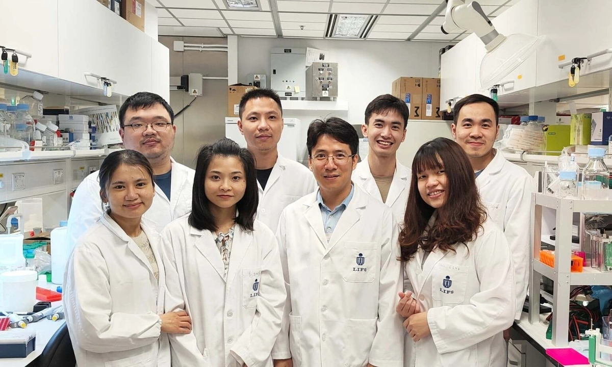 Thầy trò Việt giải mã 'bí ẩn' sinh học 20 năm trên Nature