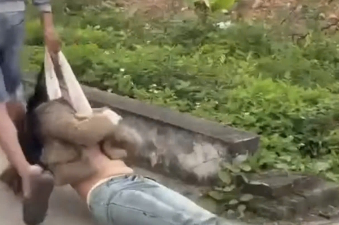 Cô gái trẻ bị Huấn kéo lê trên đường. Ảnh: Chụp màn hình