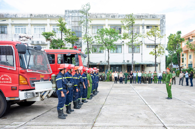 Cảnh sát phòng cháy, chữa cháy tỉnh An Giang huấn luyện đảm bảo an toàn cho bầu cử. Ảnh: Hoàng Phong