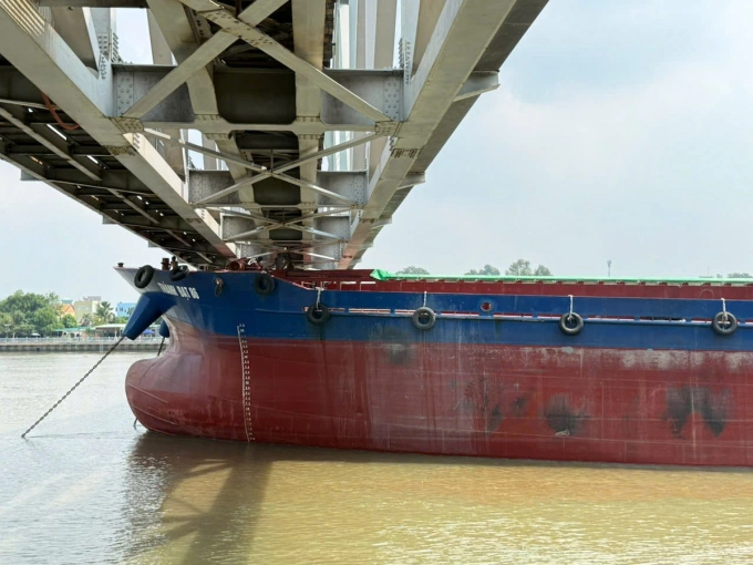 Hiện trường cầu Ghềnh tông vào cầu Ghềnh lần thứ 2 sáng 6/3. Ảnh: Phước Tuấn