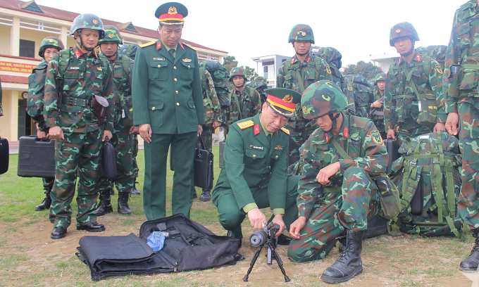 Đoàn kiểm tra của Quân khu 3 kiểm tra công tác sẵn sàng chiến đấu tại Tiểu đoàn Đặc công, phục vụ công tác bầu cử. Ảnh: Quân khu 3