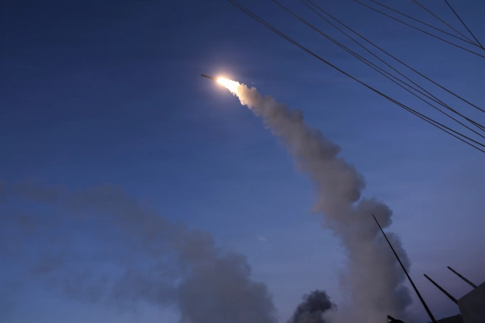 Tên lửa hành trình Tomahawk phóng từ khu trục hạm USS Thomas Hudner, ngày 5/3. Ảnh: AFP