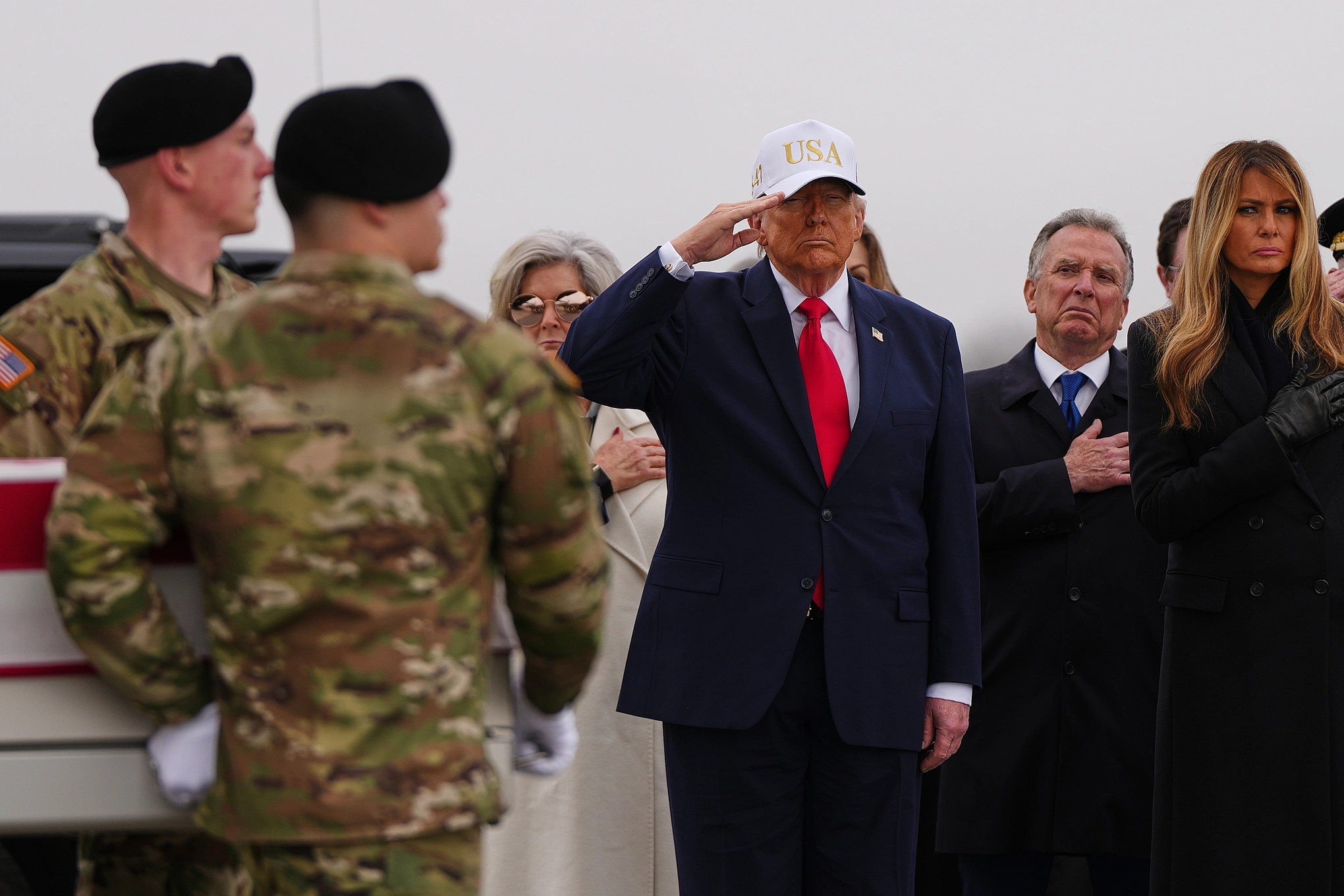 Ông Trump bị chỉ trích vì đội mũ trong lễ đón thi hài lính Mỹ - Báo VnExpress