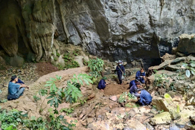 Đội quy tập tìm kiếm hài cốt và i vật tại hang đá trên núi Hin Đăm. Ảnh: Hùng Lê