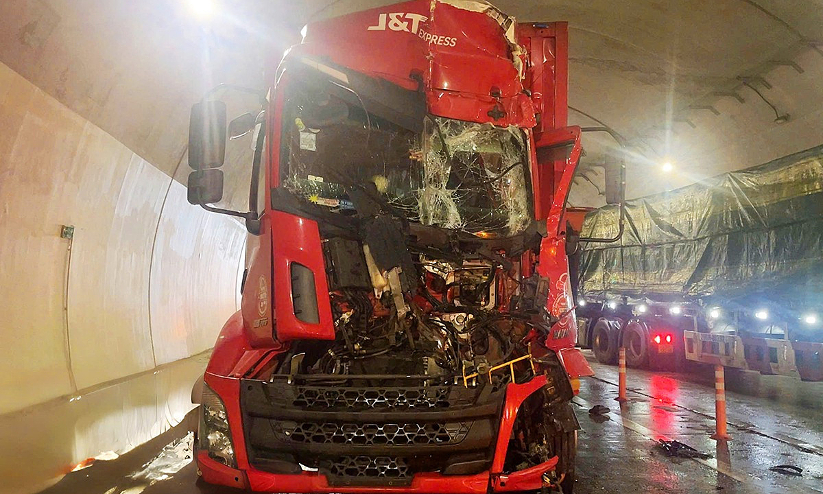 Ba ôtô tông liên hoàn trong hầm Đèo Bụt