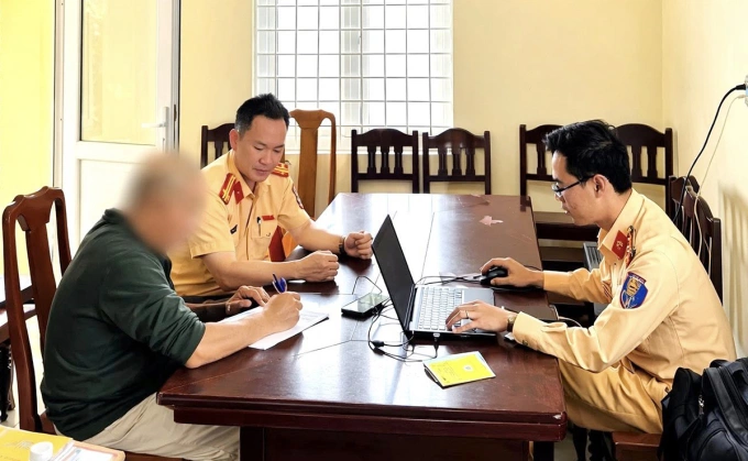 Tài xế bị lập biên bản xử phạt. Ảnh: Cảnh sát giao thông Quảng Trị