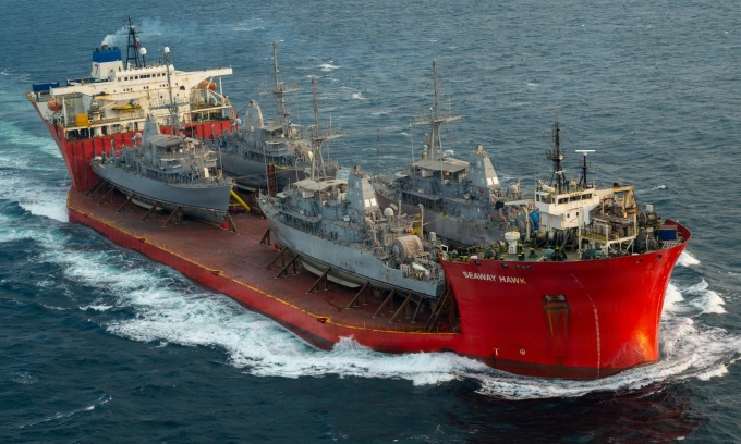 Tàu vận tải đưa 4 tàu quét mìn lớp Avenger về Mỹ hồi tháng 1. Ảnh: US Navy