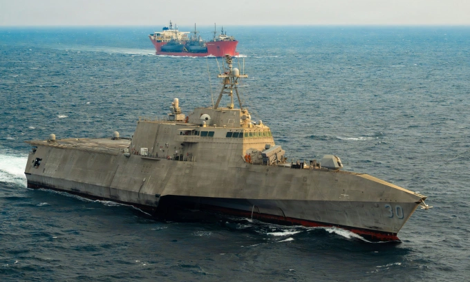 USS Canberra, chiếc LCS thứ 30 của Mỹ, hộ tống phương tiện chở tàu quét mìn lớp Avenger ở Trung Đông hồi tháng 1. Ảnh: US Navy