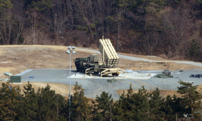Xe bệ phóng của tổ hợp THAAD tại căn cứ quân sự Mỹ ở Seongju, Hàn Quốc hôm 5/3. Ảnh: Yonhap