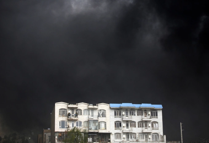 Bầu trời đen đặc giữa ban ngày ở thủ đô Tehran, Iran, ngày 8/3. Ảnh: AFP
