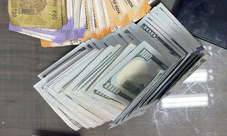 Trao trả du khách Ấn Độ balô chứa 5.000 USD bỏ quên tại sân bay