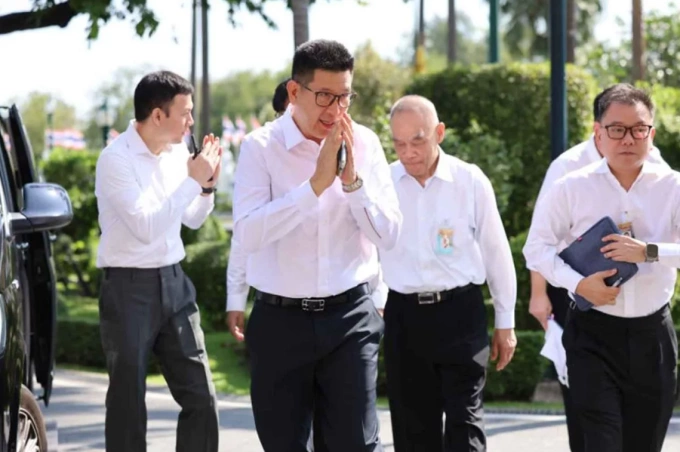 Các quan chức Thái Lan đi làm tại Bangkok ngày 10/3 trong áo sơ mi đơn giản, thay vì mặc vest và mang cà vạt như thông thường. Ảnh: Bangkok Post