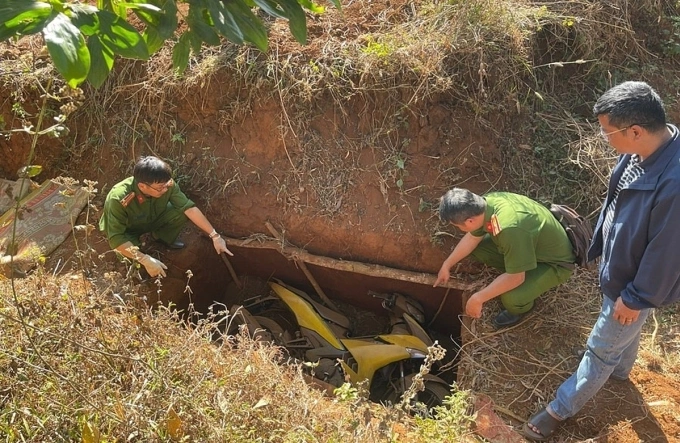 Chiếc xe gây án được giấu dưới hố sâu. Ảnh: Công an cung cấp