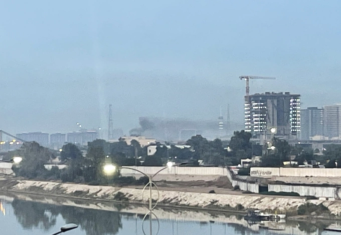 Khói bốc lên bên trong đại sứ quán Mỹ ở Baghdad, Iraq, ngày 14/3. Ảnh: AFP