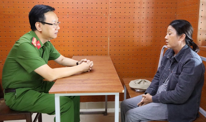 Đại tá Bùi Đức An, Phó Giám đốc Công an TP Cần Thơ lấy lời khai một trong số những người bị bắt giữ. Ảnh: Khánh Linh