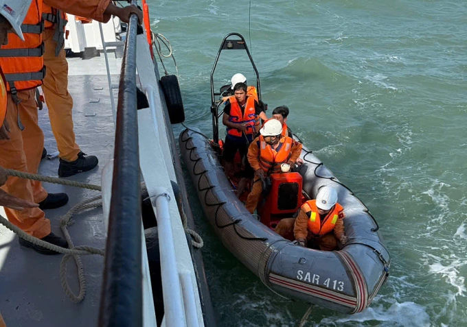 Thuyền viên được cứu sống sau gần 20 giờ trôi dạt trên biển. Ảnh: Vietnam MRCC