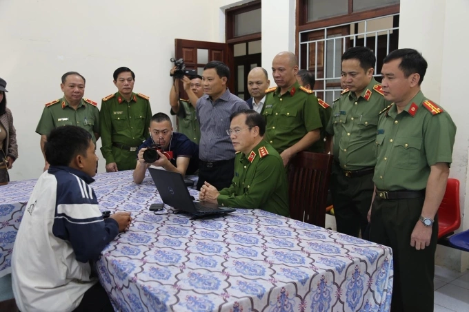 Thượng tướng Nguyễn Văn Long và các lãnh đạo đơn vị hỏi cung bị can. Ảnh: Công an cung cấp