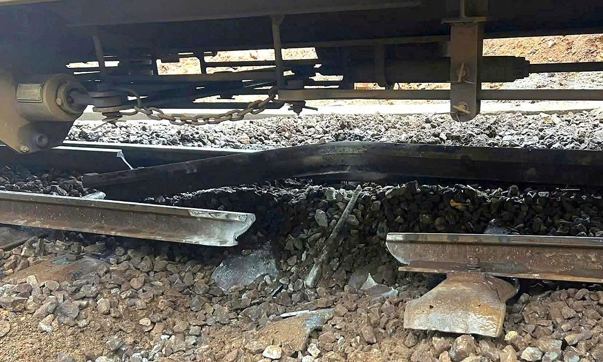 Đá sạt lở làm gãy đường ray trên đèo Hải Vân, gián đoạn đường sắt Bắc - Nam