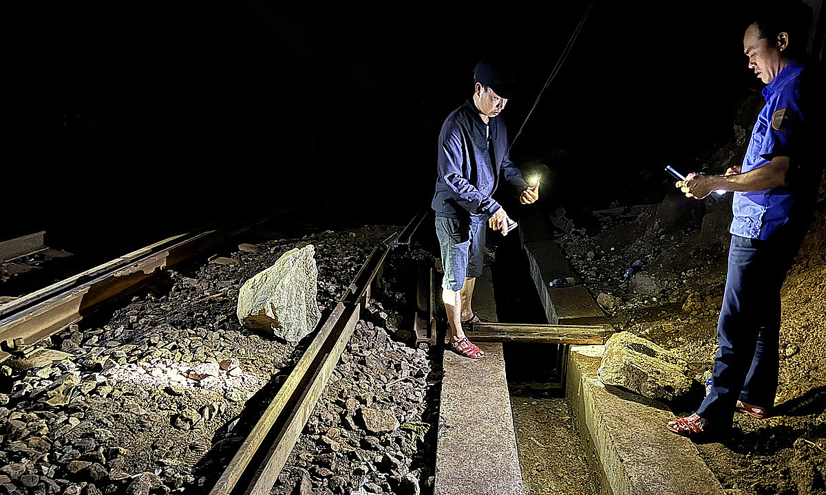 Đá lở xuống đèo Hải Vân, tàu Bắc - Nam dừng chạy lần thứ 2 trong ngày