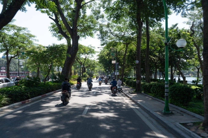 Các phương tiện tham gia giao thông trên đường Thanh Niên (Hà Nội). Ảnh: Hoàng Giang