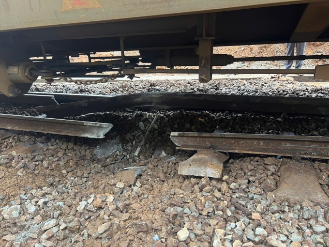 Đường sắt bị đứt ray vì đá lăn. Ảnh: VNR
